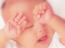 婴幼儿睡眠时经常翻动摇头